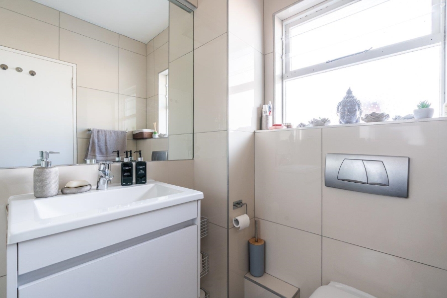 2 Bedroom Property for Sale in Sea Point Western Cape